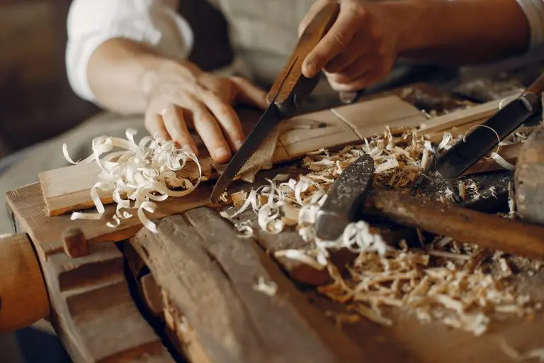 Artisan au travail, symbole du regard éditorial de Lifestyle Select