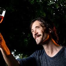 Boisson gastronomique sans alcool servie dans un verre à pied