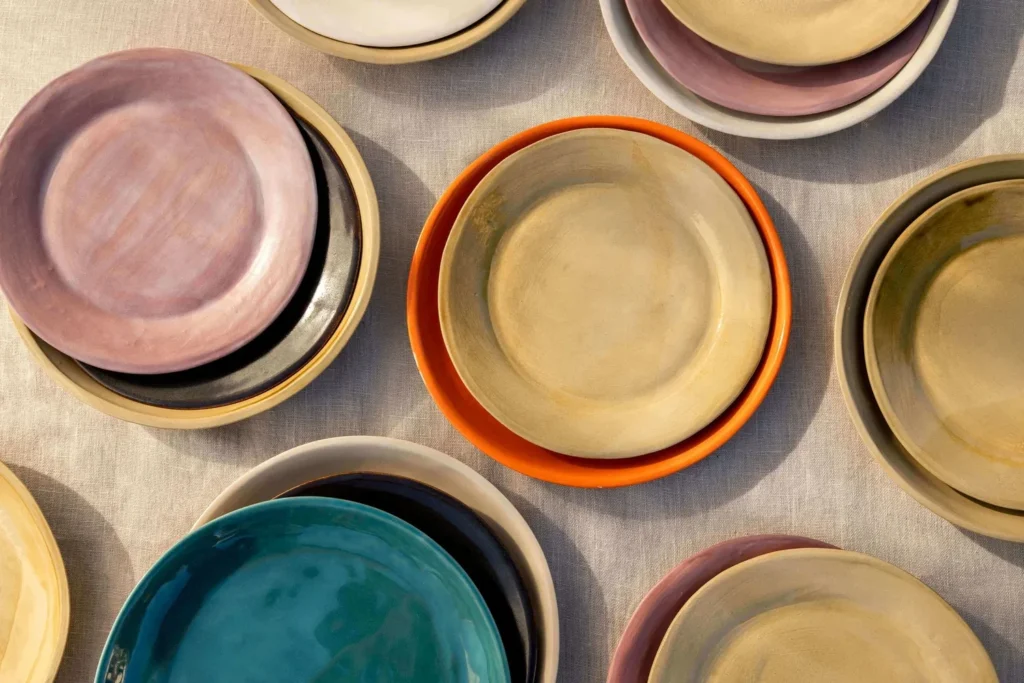 Céramique artisanale : quand la table devient matière