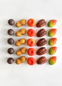Collection de pâtisseries en forme de fruits et de cabosses