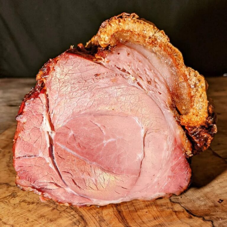 Jambon de porc Mangalitza présenté en tranches