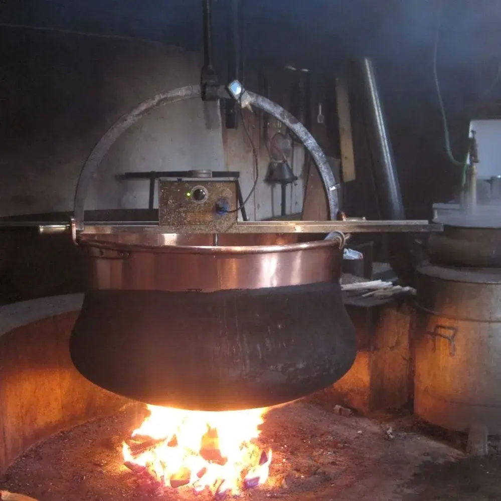 Chaudron de cuivre de L’Etivaz chauffé au feu de bois